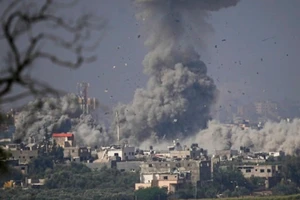 Khói bốc lên sau cuộc không kích của Israel ở Dải Gaza, nhìn từ miền Nam Israel, ngày 23-10 (Ảnh: AP)
