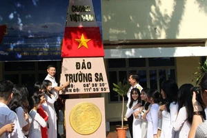 Đại tá Lê Nam Sơn giới thiệu với học sinh về cột mốc chủ quyền đảo Trường Sa.