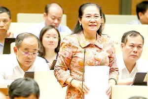 Đại biểu Nguyễn Thị Lệ, Phó Bí thư Thành ủy, Chủ tịch HĐND TPHCM phát biểu tại phiên thảo luận. Ảnh: VIẾT CHUNG