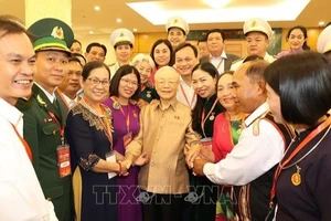 Tổng Bí thư Nguyễn Phú Trọng với các đại biểu điển hình. Ảnh: TTXVN