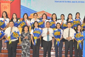 Ban chấp hành Hội Sinh viên Việt Nam TPHCM lần thứ VII, nhiệm kỳ 2023-2028 ra mắt nhận nhiệm vụ tại đại hội. Ảnh: CAO THĂNG