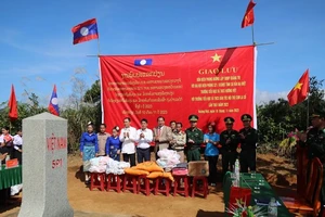 Tặng quà người dân khu vực biên giới Việt Nam - Lào