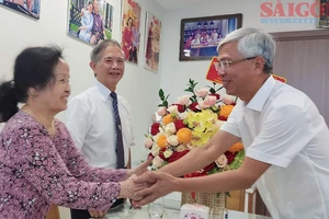 Ông Võ Văn Hoan, Phó Chủ tịch UBND TPHCM thăm vợ chồng nhà giáo, TS Hồ Thiệu Hùng, nguyên Giám đốc Sở GD-ĐT TPHCM. Ảnh: QUANG HUY
