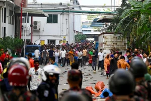 Công nhân may mặc ở Bangladesh yêu cầu tăng lương