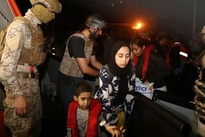 Công dân Arab Saudi và các nước khác rời cảng Sudan ngày 22-4. Ảnh: Reuters