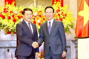 Chủ tịch nước Võ Văn thưởng tiếp Phó Thủ tướng, Bộ trưởng Ngoại giao Lào Saleumxay Kommasith. Ảnh: QUANG PHÚC