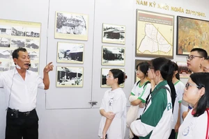 Đoàn học sinh tìm hiểu về cuộc khởi nghĩa Nam kỳ tại di tích Dinh quận Hóc Môn