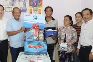 Đoàn công tác trao quà cho bà con ngư dân tỉnh Bình Thuận