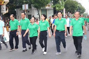 Chủ tịch Ủy ban MTTQ Việt Nam TPHCM Trần Kim Yến cùng lãnh đạo, nguyên lãnh đạo quận Phú Nhuận tham gia đi bộ sáng 26-11