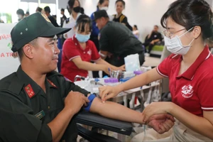 Cán bộ, chiến sĩ hiến máu tại chương trình Chủ nhật đỏ ngày 3-12