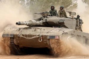 Xe quân sự Israel di chuyển sát biên giới với Dải Gaza ngày 5-12. Ảnh: AFP/TTXVN