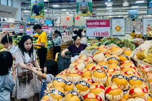Khách mua hàng tại siêu thị Emart quận Gò Vấp