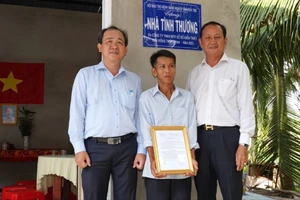 Công ty XSKT Đồng Tháp trao 10 căn nhà tình thương cho hộ nghèo, cận nghèo tỉnh Bến Tre