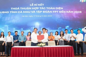 Lãnh đạo UBND tỉnh Cà Mau và lãnh đạo Tập đoàn FPT ký kết thỏa thuận hợp tác thúc đẩy chuyển đổi số toàn diện vào tháng 5-2023