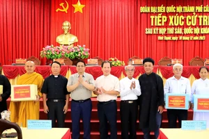 Thủ tướng Phạm Minh Chính tặng quà cho đại diện các tôn giáo tại buổi tiếp xúc cử tri