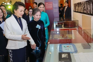 Phu nhân Tổng Bí thư Nguyễn Phú Trọng và Phu nhân Tổng Bí thư, Chủ tịch nước Trung Quốc Tập Cận Bình thăm Bảo tàng Phụ nữ Việt Nam