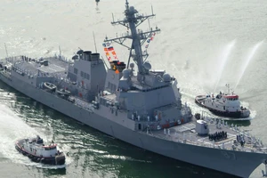 Tàu khu trục USS Mason của Hải quân Mỹ đã có mặt kịp thời và hỗ trợ. Ảnh: REUTERS