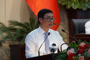 Ông Phùng Phú Phong, Giám đốc Sở Xây dựng Đà Nẵng trả lời chất vấn. Ảnh: XUÂN QUỲNH
