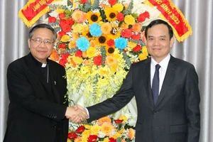 Phó Thủ tướng Trần Lưu Quang chúc mừng Giáng sinh Giám mục Giáo phận Phan Thiết Giuse Đỗ Mạnh Hùng