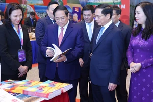 Thủ tướng Phạm Minh Chính tham quan gian trưng bày tại phiên toàn thể ngoại giao kinh tế phục vụ phát triển đất nước. Ảnh: QUANG PHÚC