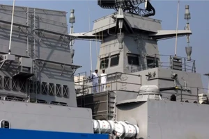 Ấn Độ triển khai tàu khu trục trên biển Arab