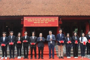 Lãnh đạo Sở GD-ĐT trao quà cho đội tuyển Hà Nội dự kỳ thi học sinh giỏi quốc gia năm học 2023-2024 