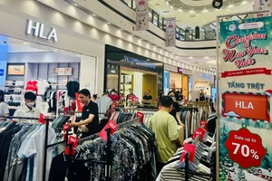 Người dân tấp nập mua sắm hàng khuyến mãi tại Aeon Mall Tân Phú