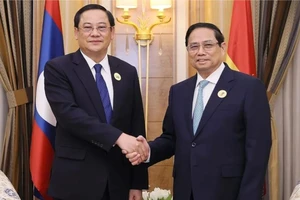 Thủ tướng Phạm Minh Chính gặp Thủ tướng Lào Sonexay Siphandone, tháng 10-2023. Ảnh: TTXVN