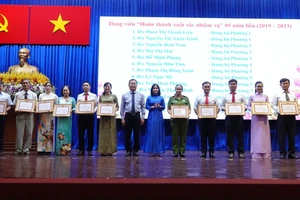 Lãnh đạo quận 11 trao khen thưởng cho các tập thể, cá nhân đạt thành tích xuất sắc trong công tác xây dựng Đảng