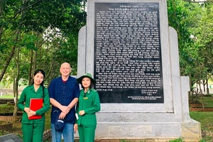 Ông Jay Gray chụp ảnh lưu niệm với nhân viên Ban Quản lý Khu di tích Ngã ba Đồng Lộc 