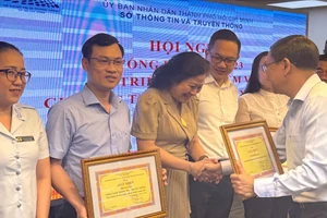 Giám đốc Sở TT-TT TPHCM Lâm Đình Thắng trao thưởng cho các đơn vị