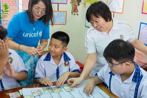 Đại diện UNICEF và Masterise tham gia các lớp học thuộc dự án Innovation for Children trong chuyến đi Sóc Trăng tháng 11-2023