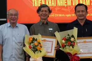 Trưởng Ban Tuyên giáo Thành ủy TPHCM Phan Nguyễn Như Khuê chúc mừng các tập thể hoàn thành xuất sắc nhiệm vụ năm 2023