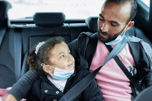 Cha con người Palestine trên chiếc xe của Road to Recovery đưa vào Israel khám bệnh Ảnh: EURONEWS