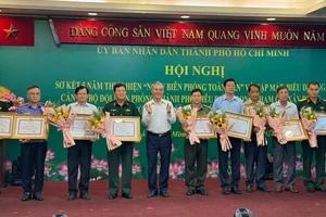 Phó Chủ tịch UBND TPHCM Ngô Minh Châu tặng bằng khen cho tập thể, cá nhân có thành tích xuất sắc trong thực hiện “Ngày Biên phòng toàn dân” giai đoạn 2019-2024