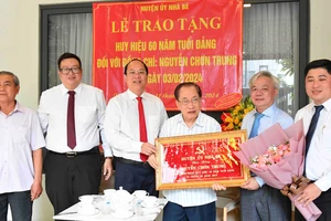 Đồng chí Nguyễn Hồ Hải thăm, trao Huy hiệu Đảng đến đồng chí Nguyễn Chơn Trung, Đặng Thành Tâm