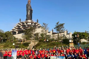 Hàng trăm tình nguyện viên chung tay làm sạch cảnh quan núi Bà Đen, Tây Ninh