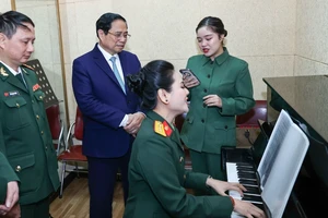 Thủ tướng Phạm Minh Chính thăm, chúc tết cán bộ, giảng viên, sinh viên Trường Đại học Văn hóa - Nghệ thuật Quân đội, chiều 31-1. Ảnh: VIẾT CHUNG 