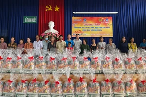 Đại diện Ban Tổ chức Thành ủy TPHCM và BHXH TPHCM trao quà đến người dân xã Thanh Phước, huyện Gò Dầu, tỉnh Tây Ninh