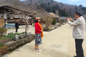 Du khách tham quan làng cổ Ouchijuku Fukushima vào mùa xuân