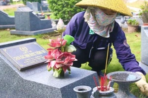 Nhân viên Nghĩa trang Liệt sĩ TPHCM chăm sóc các phần mộ trong những ngày giáp tết
