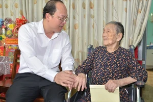 Đồng chí Nguyễn Hồ Hải thăm, chúc tết người cao tuổi, gia đình khó khăn