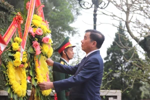 Chủ nhiệm Ủy ban Kiểm tra Trung ương Trần Cẩm Tú dâng hoa, dâng hương tại Khu mộ cố Tổng Bí thư Trần Phú 