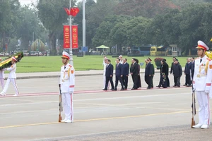 Lãnh đạo Đảng, Nhà nước và MTTQ Việt Nam vào Lăng viếng Chủ tịch Hồ Chí Minh