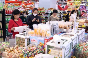 Chợ, siêu thị mở cửa trở lại, giá hàng hóa giảm