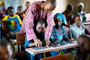 Giáo dục để ngăn chặn bạo lực ở châu Phi 