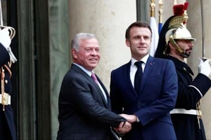 Tổng thống Pháp Emmanuel Macron (phải) và Quốc vương Jordan Abdullah II. Ảnh: REUTERS