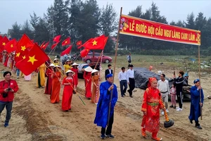 Lễ hội cầu ngư làng Cam Lâm luôn thu hút đông đảo người dân trong và ngoài địa phương tham gia 