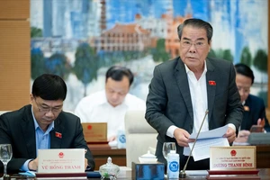 Trưởng ban Dân nguyện Dương Thanh Bình báo cáo tại phiên họp