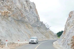 Khắc phục nguy cơ sạt lở đá đường dẫn cầu vượt cao tốc